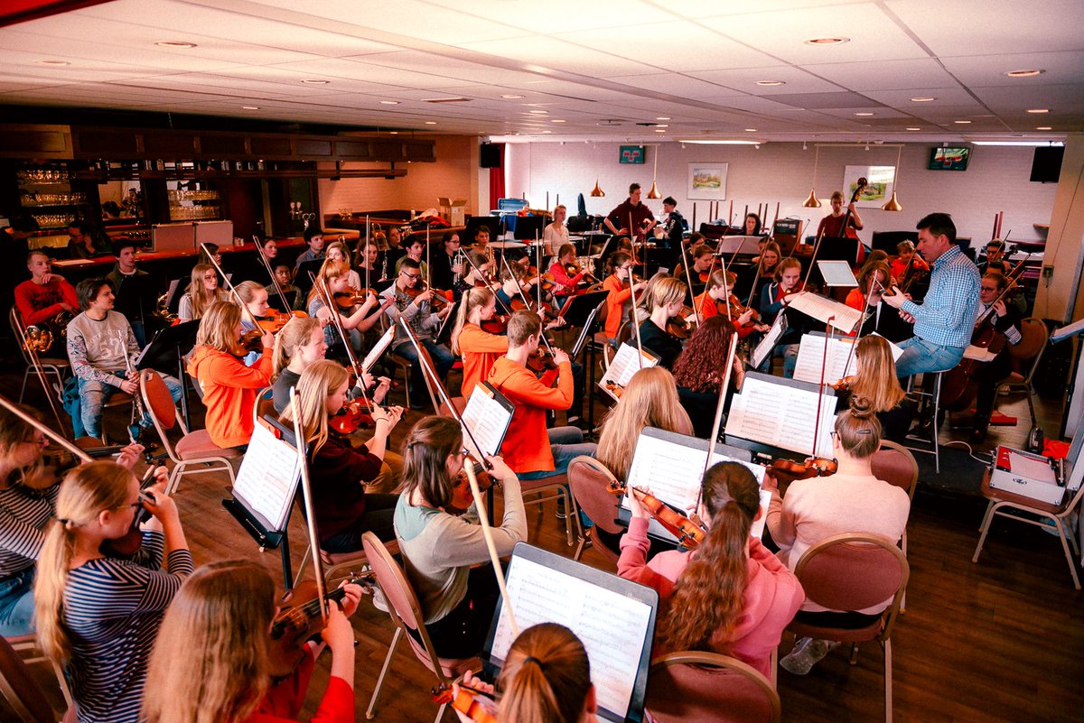 Meeuw_JTS's tweet photo. Op het eind van de repetitieweek kwamen de musici er ook bij in Cornjum. Wat een feest om het jonge talent bij elkaar te zien!
#dedansavond met @FryskJeugdOrkst en #JeugdDansOpleidingFryslân
17/18 mrt @SsbDeHarmonie 
kaarten: https://t.co/W8ChYVpQXt https://t.co/OOp2ShXwCF