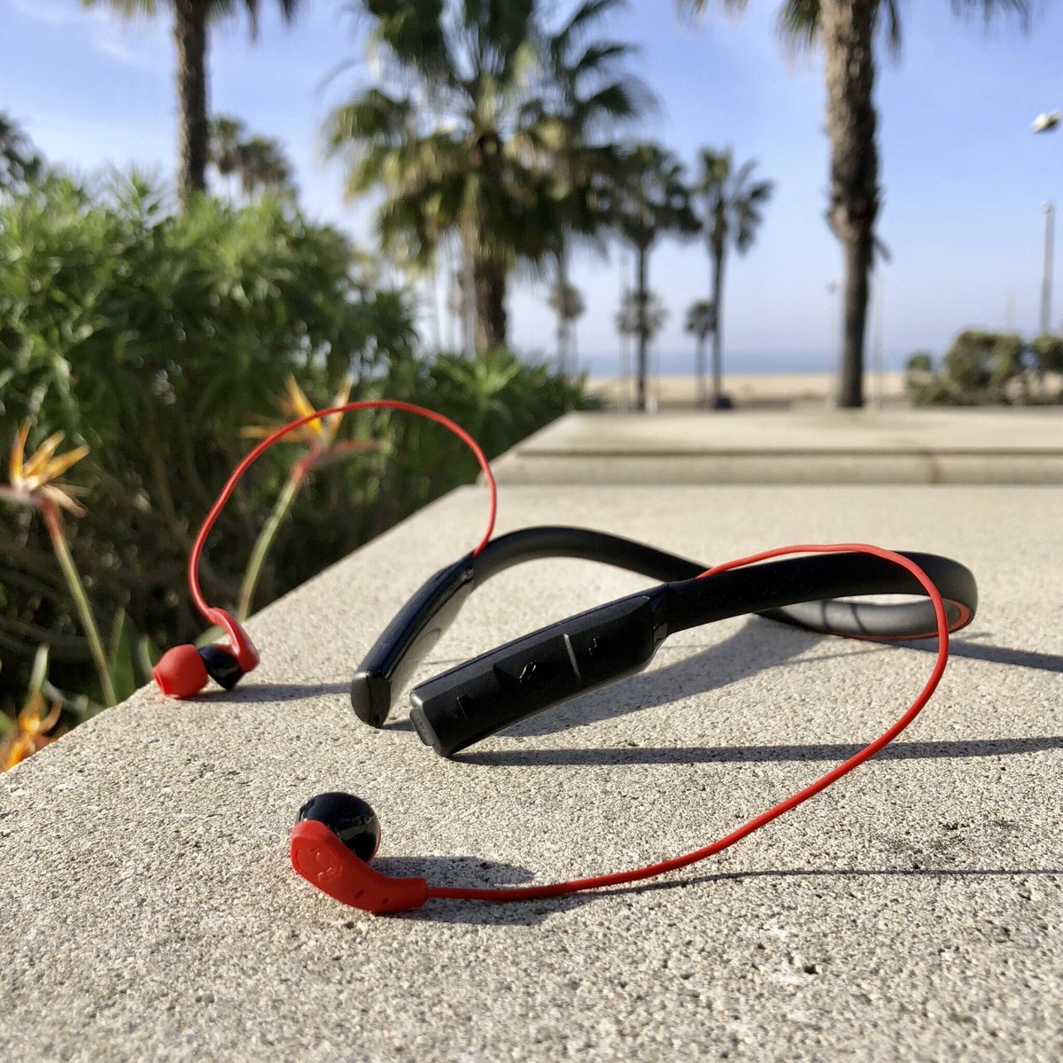 SkullcandyJapan's tweet photo. Method Wirelessのネックカラーは首にフィット💀トレーニング時の激しい動きでもズレにくく、日常の使用でも最適なワイヤレスイヤホンです✨ #skullcandy #methodwireless #スカルキャンディー #メソッドワイヤレス #ワイヤレスイヤホン https://t.co/xxwAaCqS49