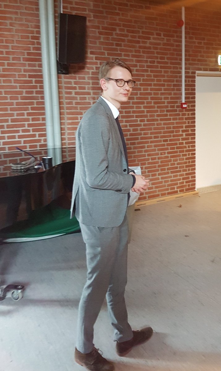 Borreschmidt's tweet photo. Stående applaus for afgående landsformand i @EUDanmark, @marcusduch 🇪🇺 Kæmpe indsats, og kampen for Europa fortsætter 😍 Respekt herfra! #eulm #eudk #dkpol https://t.co/pbovuurK3o