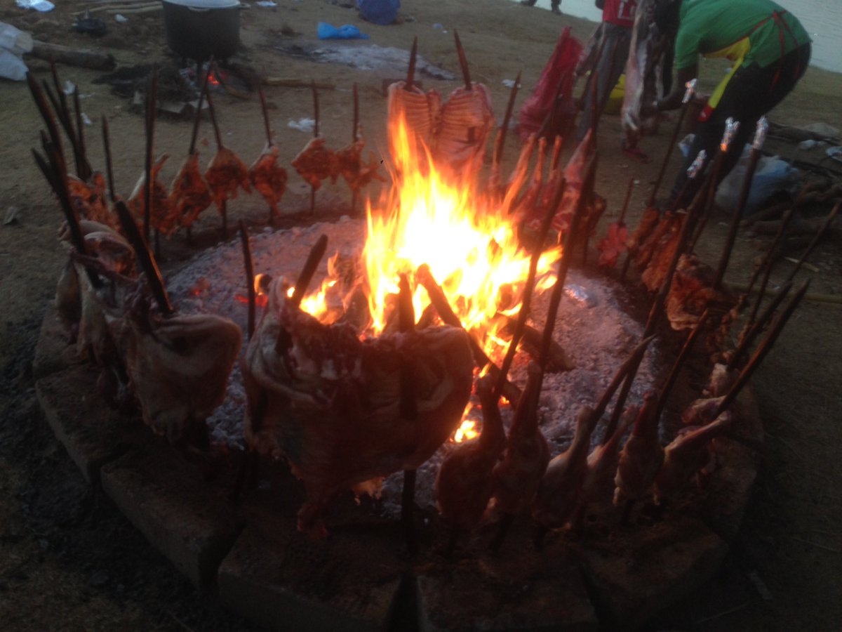 WarrenBill4's tweet photo. Les moutons se sentent peut être agressés .#FestiDibi🍖🍗 https://t.co/8KZL9pIR4x