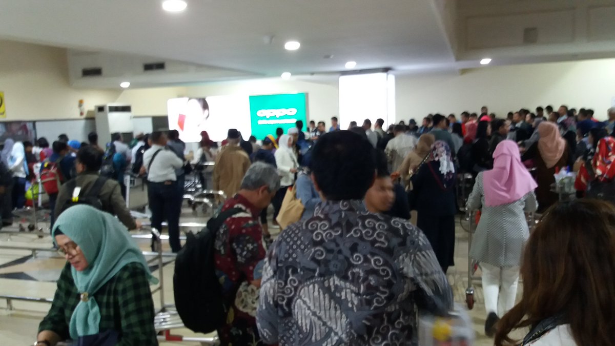 igeliciouz's tweet photo. @AngkasaPura_2 Kepadatan gak jelas di halim antara penumpang Citilink Yogya, Batik Palembang n entah penerbangan lainnya krn conveyor belt halim TIDAK ADA PANEL INFORMASI asal kedatangan barang nya. Mau sampe kapan ? https://t.co/NMhgPSBpzZ