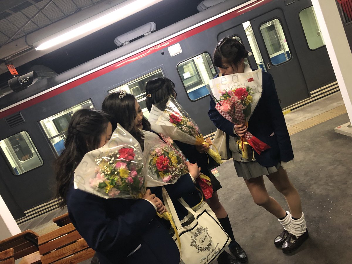 queen_33__'s tweet photo. ３月２日
軽井沢高校を卒業しました🏫🌸

伝えたいことはとにかく
３年間皆のおかげでめちゃくちゃ楽しかったってことです。
このメンバーじゃなかったら出来なかった事が沢山あった
だからほんとに関わってきたみんなに感謝してます。
ありがとうございました！

そしてこれからもよろしくね😳笑 https://t.co/Xq32ljwcGA