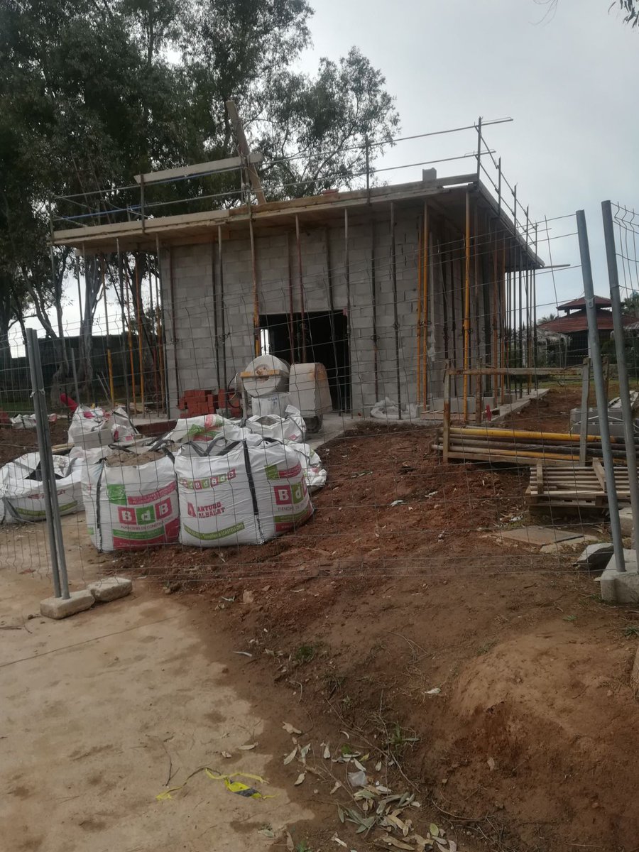 joalgiro's tweet image. #Oropesa_del_mar #Casetus_horribilis
#Chapuzas_a_domicilio
#YoNoPagoIBI
En primera línea de playa un generador electrico. Quitando sombra y al lado de un parque infantil.