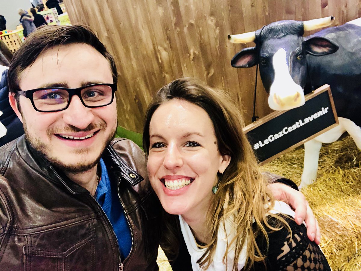 LaraBerger4414's tweet photo. Rencontre #DIEMIDFEST sur le stand @GRDF cc @FrancoisePenaud #emotion #nostalgie #LeGazCestLavenir https://t.co/j9ghkTmwLx