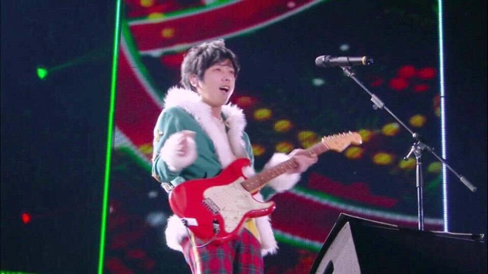 pichimiya's tweet photo. このギターは今西畑くんの元にいるのね、、 https://t.co/jfTAJ0ut6L