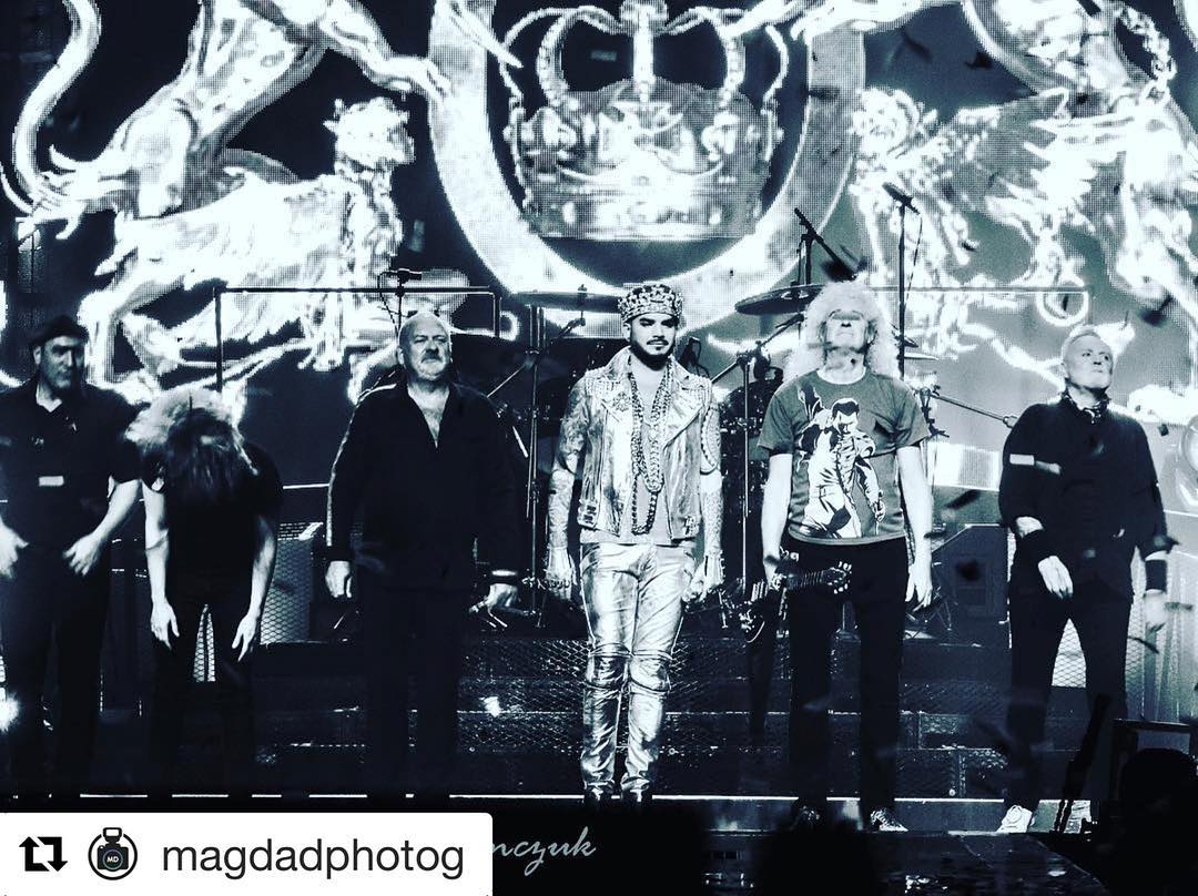 shellstar79's tweet photo. Tyler_fn_warren Instagram.
@neilmfairclough : “Straighten your back up, Tyler!”
@tyler_fn_warren: “...derrrrr...” @officialqueenmusic @adamlambert @brianmayforreal @neilmfairclough #QAL #NOTW40 #Australia #Victoria #Melbourne
Photo by magdadphotog
https://t.co/gVwsNjzNsE https://t.co/TRu2hYSFqC