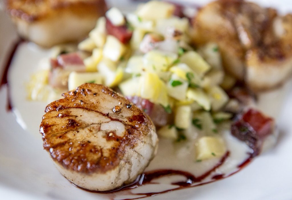 AceroSTL's tweet photo. Always red carpet ready! ๐ #seascallops #roastedparsnip #endive #panchetta #portwinereduction #foodphotography #foodporn #yahoofood #eater #buzzfeedfeed #foodart #foodandwine #likefoodus #mangia #onthetable #huffposttaste #marthafood #foodbloggers #tastingtable #foodart #fiala https://t.co/JOUZjHuGq4