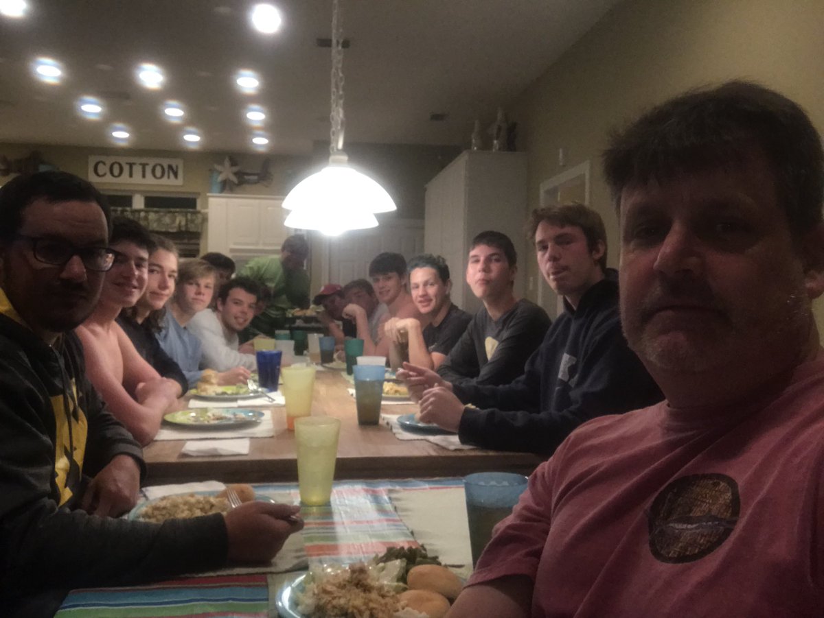 bandofshrimp's tweet photo. Dinnertime with family. https://t.co/T68MLV16lK
