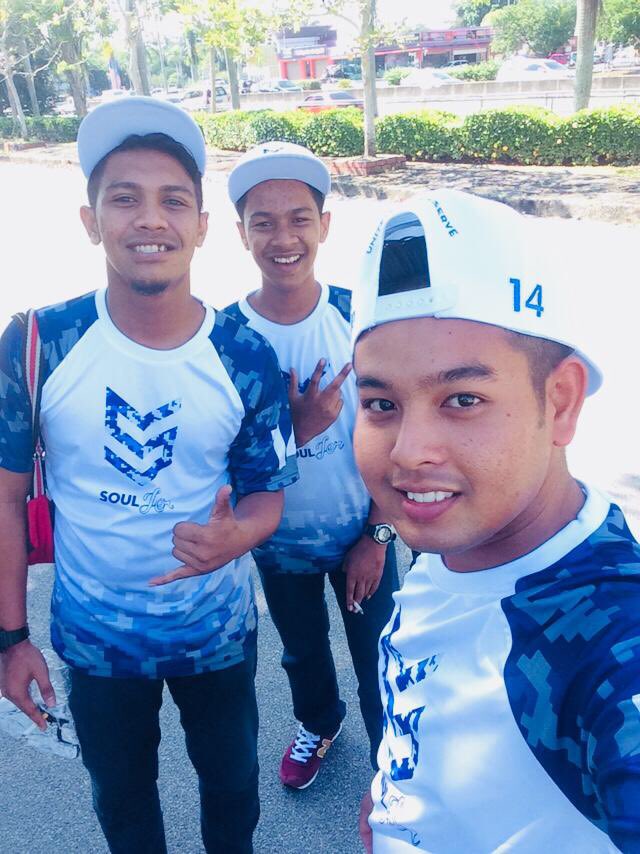 asyrafrazali__'s tweet photo. Done For Today Guys!
Ahli2 #Souljer #Gempur #Kamikaze Utara, Hampa Semua Mmg Sporting Habis! So Bye Penang, Now Jom Kita Balik Perlis. HAHA!  🤣
Thank You Very2 Much to @MySouljer Sebab Sponsor T-shirt n Cap Yang Dope Habis Ni. Hope Program Lepasni Kita Jumpa Lagi. https://t.co/DOFW8LfTba