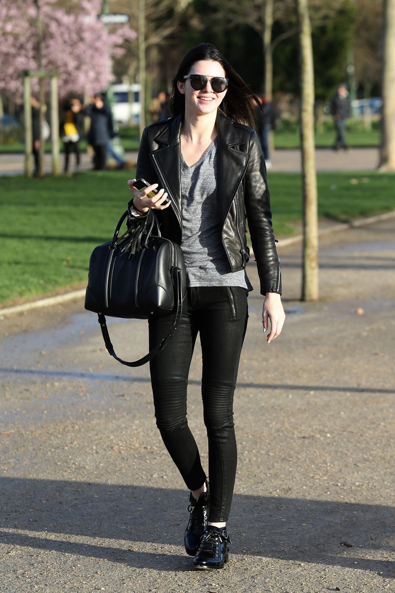 kendallbehills's tweet photo. Mi hanno paparazzata a Parigi. 
@jaybehills stalker https://t.co/QA5aKKGyay