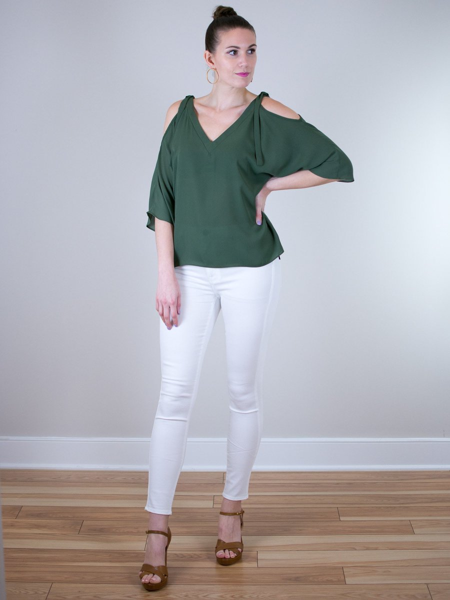 mission_edit's tweet photo. We love how this green comes off bold but yet can still be worn as a neutral. We paired it with white denim for a crisp spring look. How would you style the top?https://t.co/gyQ4UOvBCC #missionedit #Sunday #newtop #weartowork #wearout #green #style #fashion #spring #springlook https://t.co/LJPDiBZLpO