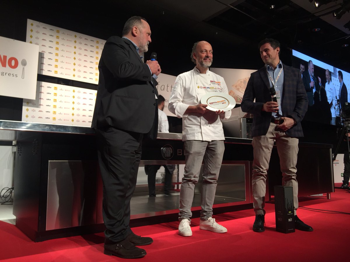 identitagolose's tweet image. Il Premio Cuoco dell’Anno viene consegnato a @morenocedroni da GianLuca Uccelli, enologo di @contadicastaldi. #IGmi18