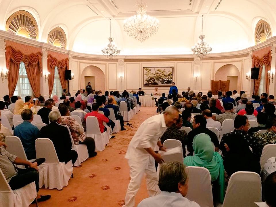 MyBPLN's tweet photo. Sekitar Mesyuarat Pre-Council Ahli Dewan Rakyat dan Ahli Dewan Negara yang dipengerusikan oleh YAB PM @NajibRazak di Seri Perdana, Putrajaya petang tadi. @reezalmerican72 https://t.co/6FC5KRNZ7W