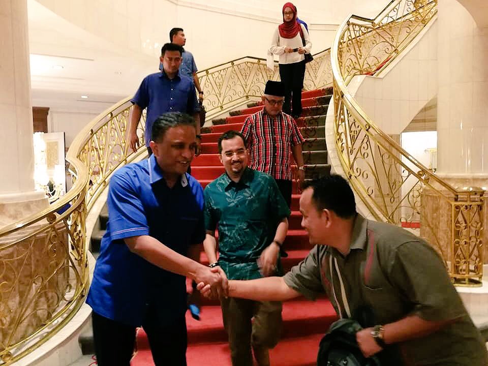 MyBPLN's tweet photo. Sekitar Mesyuarat Pre-Council Ahli Dewan Rakyat dan Ahli Dewan Negara yang dipengerusikan oleh YAB PM @NajibRazak di Seri Perdana, Putrajaya petang tadi. @reezalmerican72 https://t.co/6FC5KRNZ7W