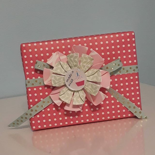 fablossom's tweet photo. I used Fablossom to personalize a gift. The flower can be removed and used again. This is one of my favorite flower designs, the Primrose.

#fablossom #paperflowers #paperflower #papercraft #papercrafts #papercrafting  #flowers #flower #crafting #crafts … https://t.co/TZ9uz6NaQi https://t.co/snEXwSgeLp
