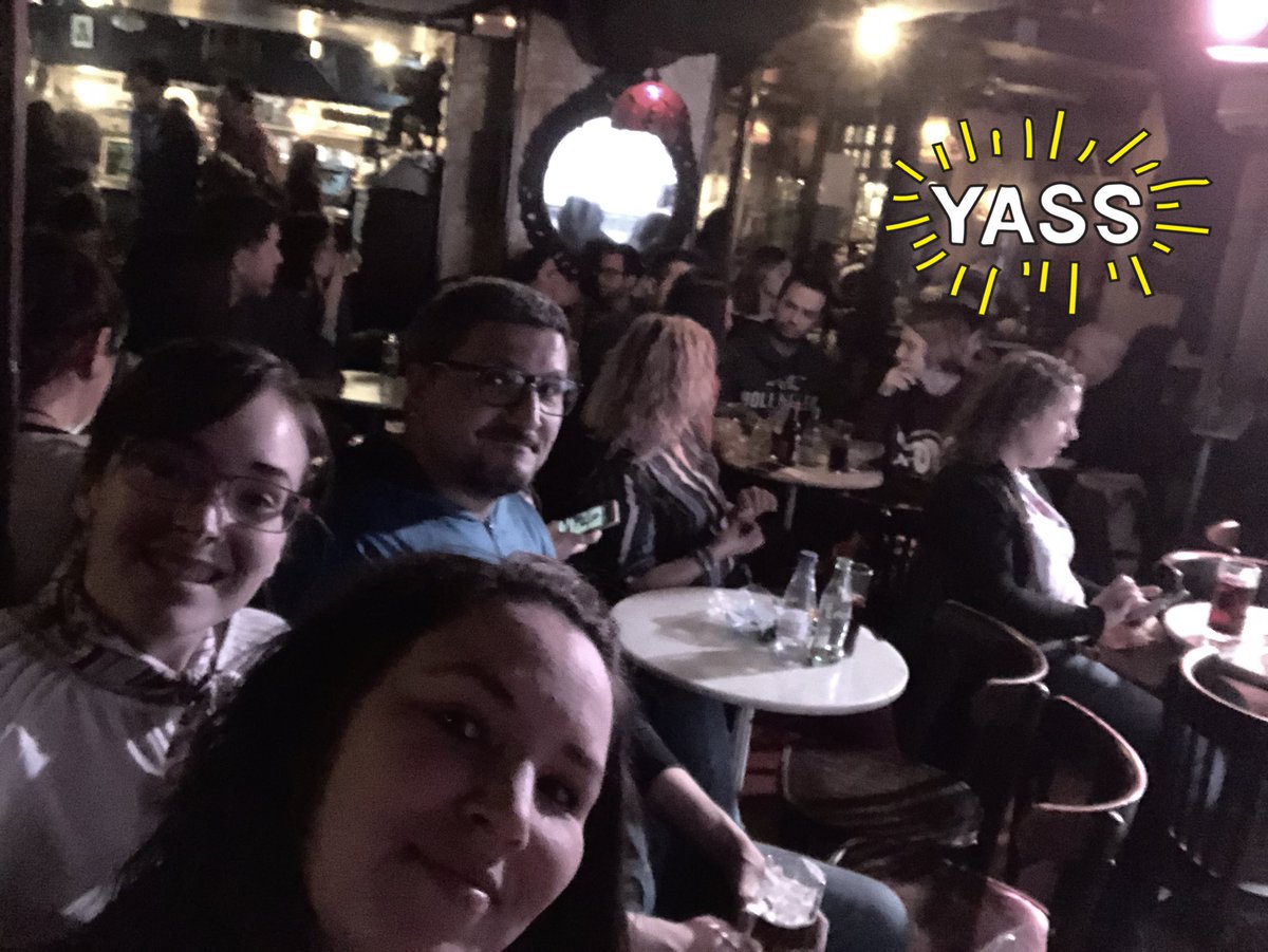 isa_rudiez's tweet photo. Llenazo en el @Juansebasbarzgz para ver a @ClubDesastre . Y nosotros de groupies, por supuesto 😂 #impros de #domingo https://t.co/wUnrz0YF3b