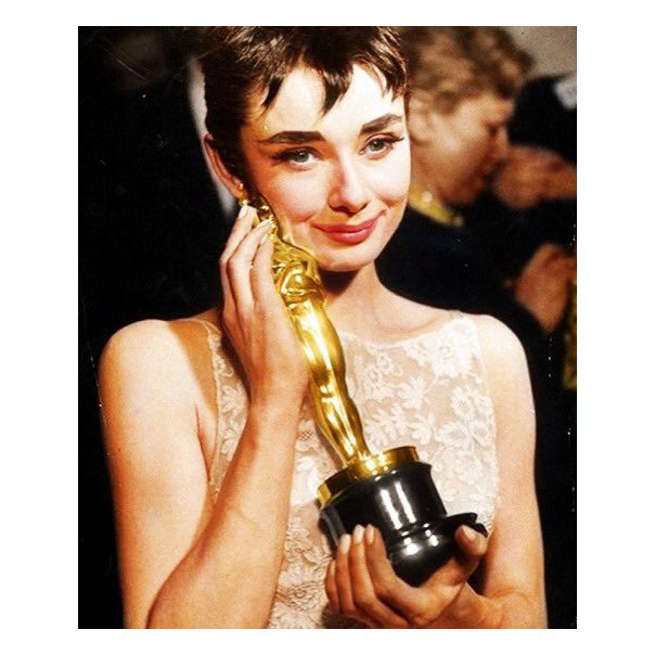 SunsetSingers's tweet photo. #Flashback to the #Oscars 1954: #AudreyHepburn wins #BestActress for #RomanHoliday π#academyawards #oscarfever #audrey #icon #darling #eyebrowsfordays #vintage #glamour #star #starpower #oscarlove #goldstatue #oscars2018 #vintageinspired #sunsetsingers #eventprofs #50s #1950s https://t.co/YWwcium3Zd