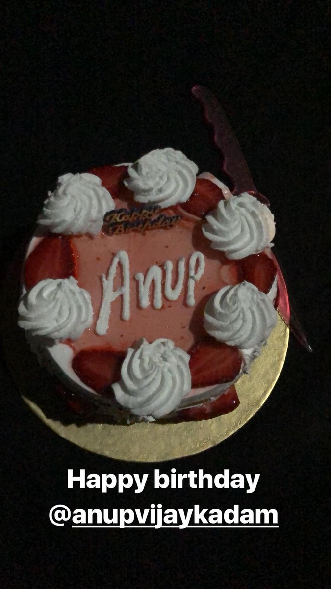 Friendly_bini's tweet photo. This is the cake which Niti posted and Jo filhal Samthaan ne bday boy ke muh me ghisss Diya like moisturizing cream 😂😂😂 Dusra big one bachake rakha to eat  afterwards #KYYOnVoot https://t.co/RCSaddybxn