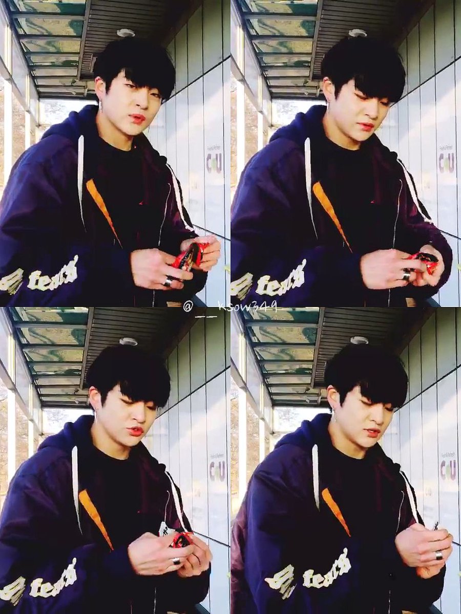 __ksow349's tweet photo. 진섭이의 셀프 생일파티 캡쳐3🎉

#IN2IT #인투잇 #JINSUB #진섭 #똥차비디오 https://t.co/bNDiazDINV