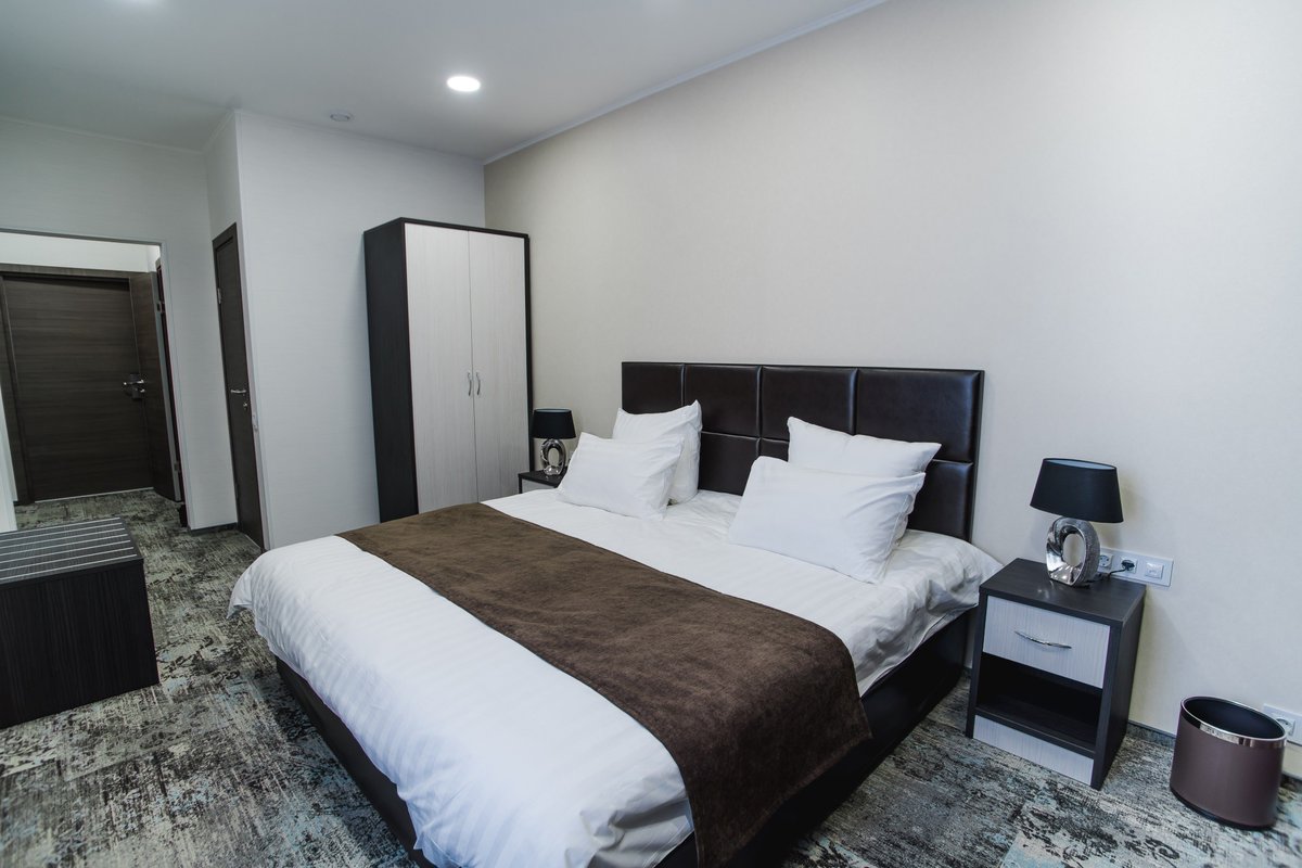 GoodTimeHotel's tweet photo. Два огромных окна. Большая кровать повышенной комфортности с ортопедическим матрасом. Две прикроватные тумбы с ночными светильниками, шкаф для одежды, багажная тумба. В обеденной зоне кофейный столиком и два кресла. https://t.co/A1u825qoOe