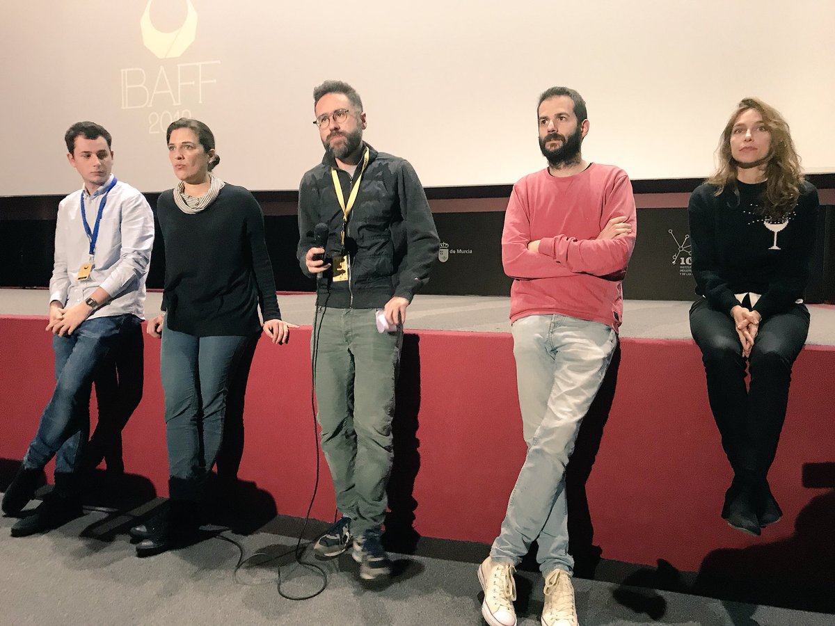 festivalibaff's tweet photo. El programador @EnricAlbero da la bienvenida a parte de los creadores del primer programa de cortos de la sección oficial del #Ibaff9. @joanporcel, director de @eltercerpaisaje; Nayra Sanz, directora de #SubTerrae; Armand Rivera y Saida Benzal, director y guionista de #Hoissuru https://t.co/xIJP0Rril4