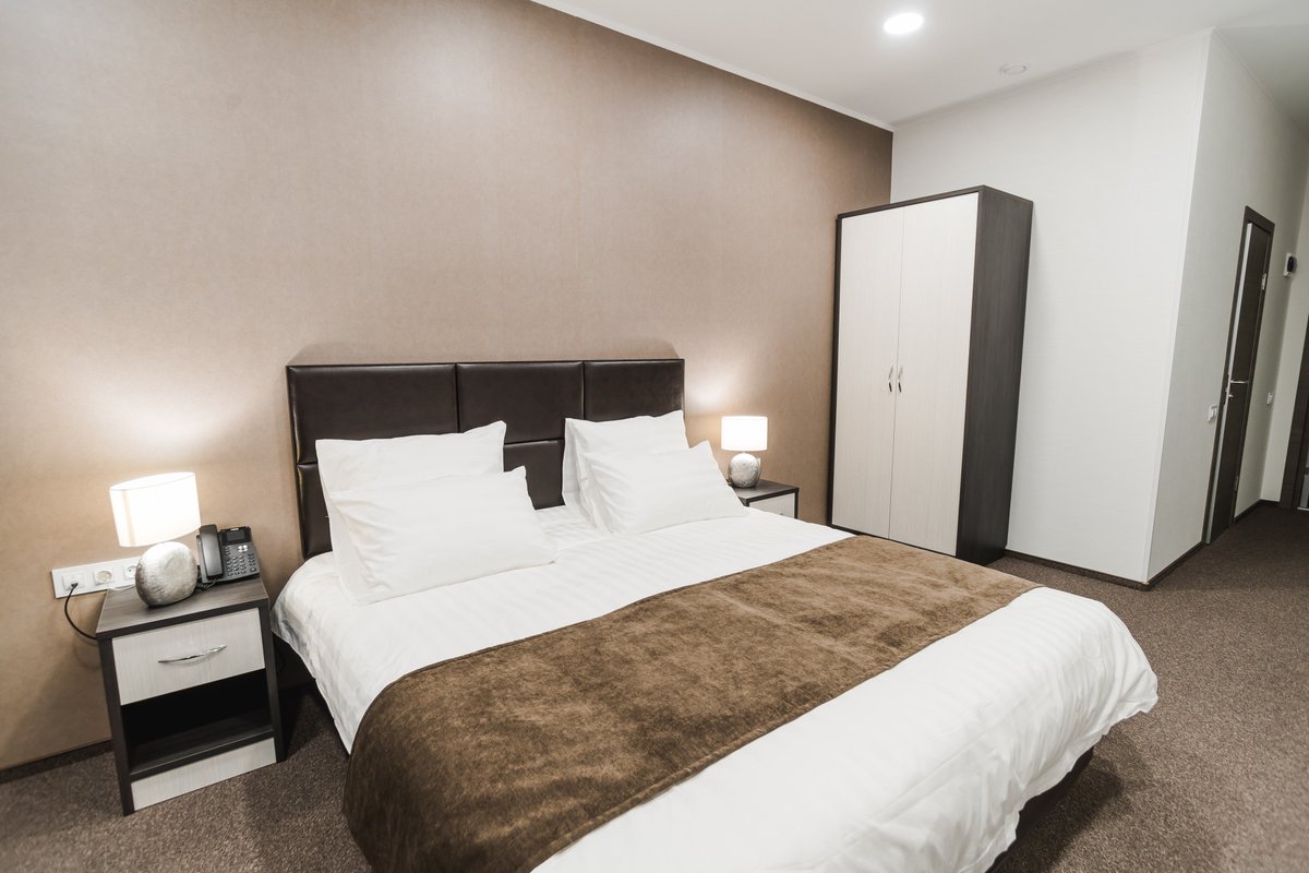 GoodTimeHotel's tweet photo. Кровать повышенной комфортности с ортопедическим матрасом. Две прикроватные тумбы с ночными светильниками, шкаф для одежды, багажная тумба. Обеденная зона с кофейным столиком и стульями. https://t.co/wM2TpcB2ha
