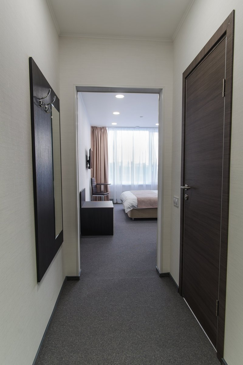 GoodTimeHotel's tweet photo. Кровать повышенной комфортности с ортопедическим матрасом. Две прикроватные тумбы с ночными светильниками, шкаф для одежды, багажная тумба. Обеденная зона с кофейным столиком и стульями. https://t.co/wM2TpcB2ha