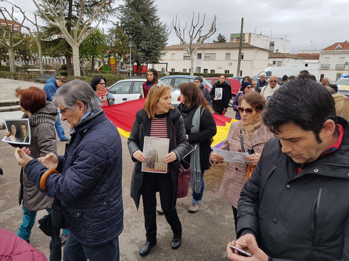 ManelMarquezB's tweet photo. La Asociación de Familiares del Memorial de #Villanueva de la Serena #Afamevva, en #Badajoz, tras realizar un acto de memoria y homenaje han enterrado los restos exhumados de la fosa común de la localidad a 4 represaliados por el #franquismo. Tina Merino
https://t.co/Hm47rsrDBz https://t.co/YrY1vRvxAM