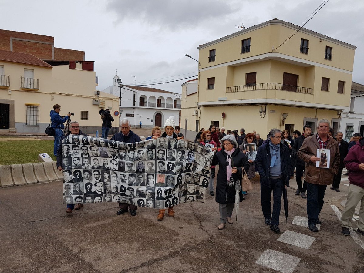 ManelMarquezB's tweet photo. La Asociación de Familiares del Memorial de #Villanueva de la Serena #Afamevva, en #Badajoz, tras realizar un acto de memoria y homenaje han enterrado los restos exhumados de la fosa común de la localidad a 4 represaliados por el #franquismo. Tina Merino
https://t.co/Hm47rsrDBz https://t.co/YrY1vRvxAM