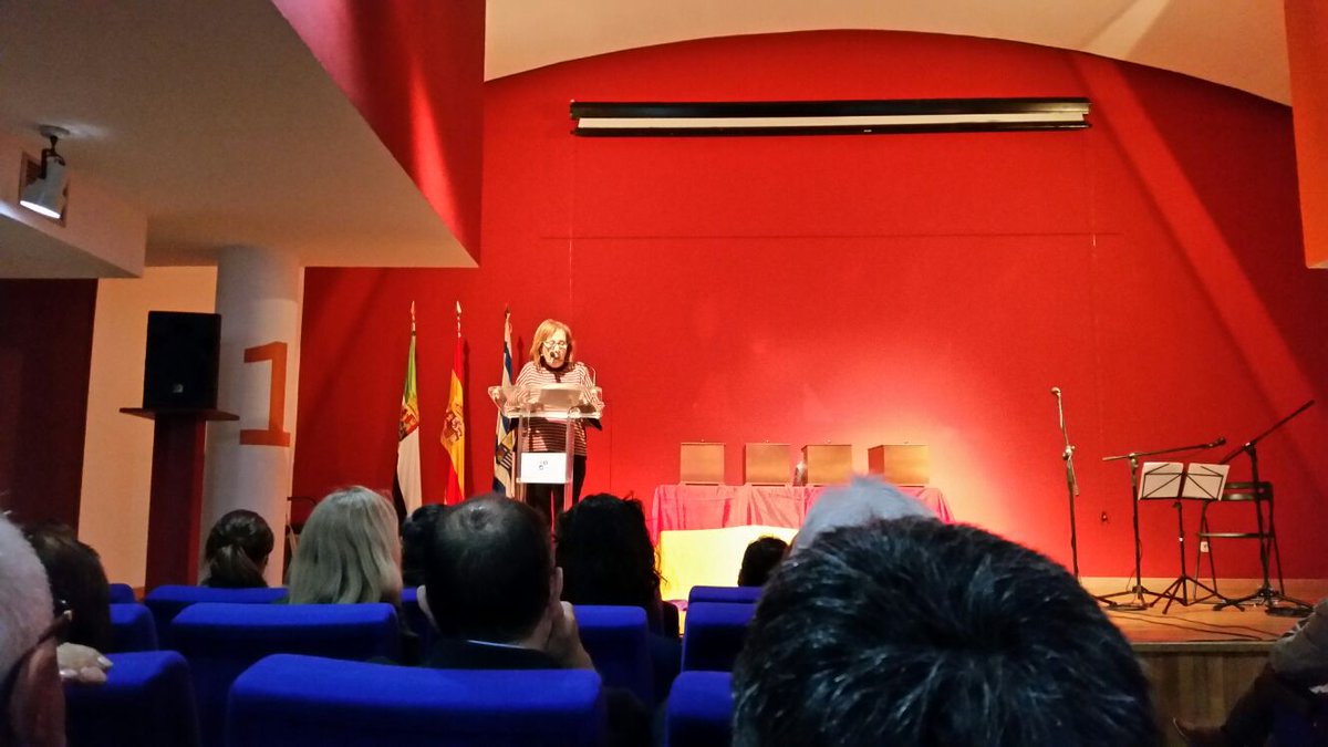 ManelMarquezB's tweet photo. La Asociación de Familiares del Memorial de #Villanueva de la Serena #Afamevva, en #Badajoz, tras realizar un acto de memoria y homenaje han enterrado los restos exhumados de la fosa común de la localidad a 4 represaliados por el #franquismo. Tina Merino
https://t.co/Hm47rsrDBz https://t.co/YrY1vRvxAM