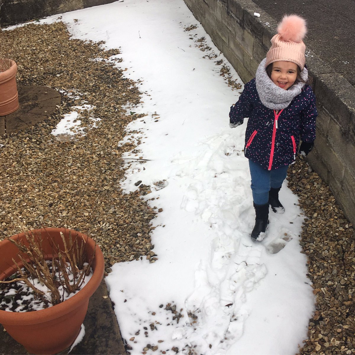 Pippa_A_Merrell's tweet photo. @bbpnurserypm Amara not letting her chickenpox get the better of her time playing in the snow by us😊❄️☃️ https://t.co/s2WUFYzXDC
