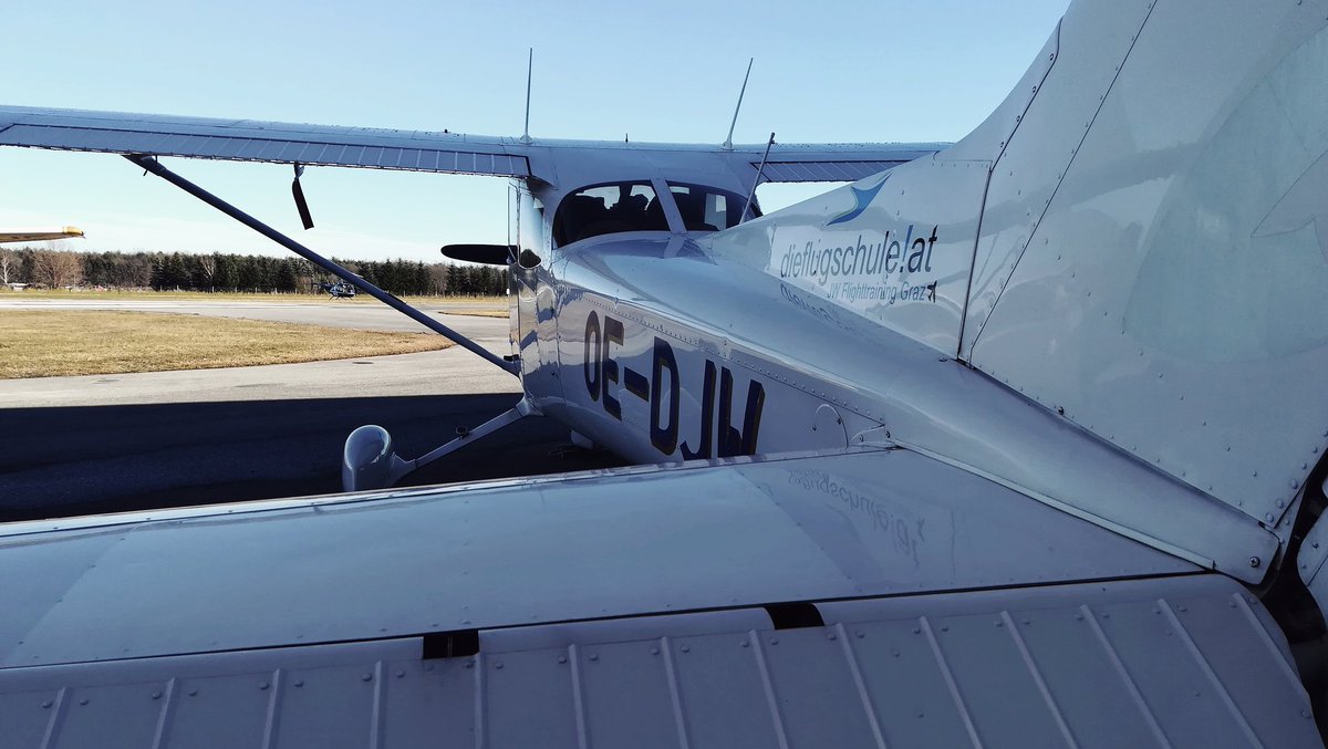 aviation_graz's tweet photo. ➡ @dieflugschule | JW Flighttraining Graz
✈ Cessna 172 OE-DJW
🌍 Airfield Punitz | LOGG
.
#logg #punitz #flugplatzpunitz
.
#cessna #cessna172 #c172 #generalaviation #avgeek #aviation #planerd #iloveplanes #airline #apron #airportclubgraz #dieflugschule https://t.co/sHJutH8cdr