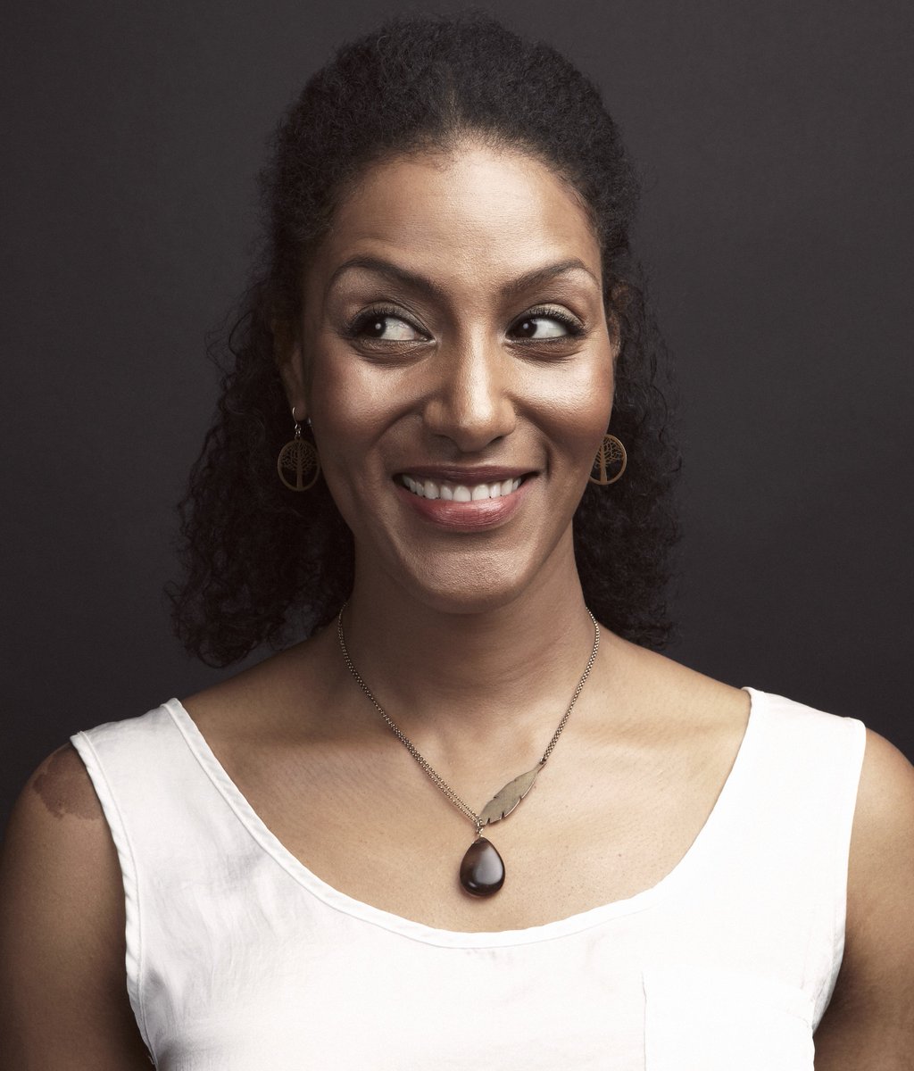 GeffenPlayhouse's tweet photo. "master of the genre"- @nytimes, @jonesarah & her work are celebrated for their humanitarian approach to character & story through the lens of multiculturalism. Influences include #RuthDraper #LilyTomlin #WhoopiGoldberg #RichardPryor. #SellBuyDateGP now on stage #SundaysWithSarah https://t.co/DamAGCnXDa