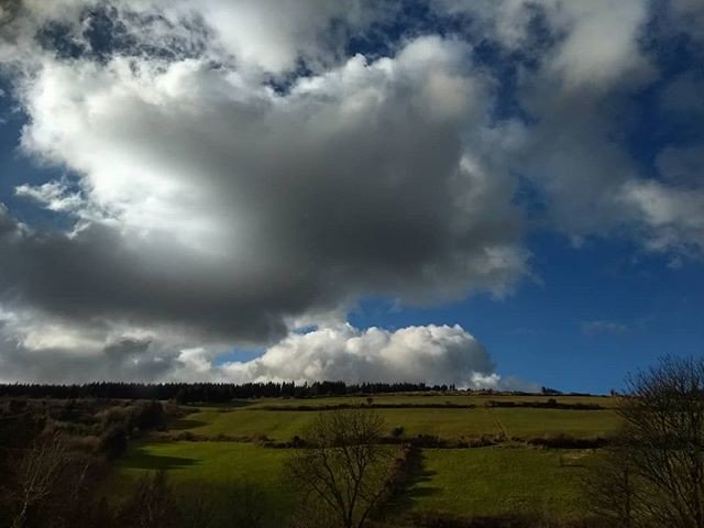 rorrimsegami's tweet photo. Reposting @eyeforireland:
Fantastic clouds today mixed with light snow floating around the place like ash

#skyview #skywatcher #mountainscapes #mountainsview #mountainside #winter #cloudlovers #cloudshow #skylover #cloudssky #cloudshot #cloudshapes #cloudsgram #clouds #mountains https://t.co/AJjEfosDAV