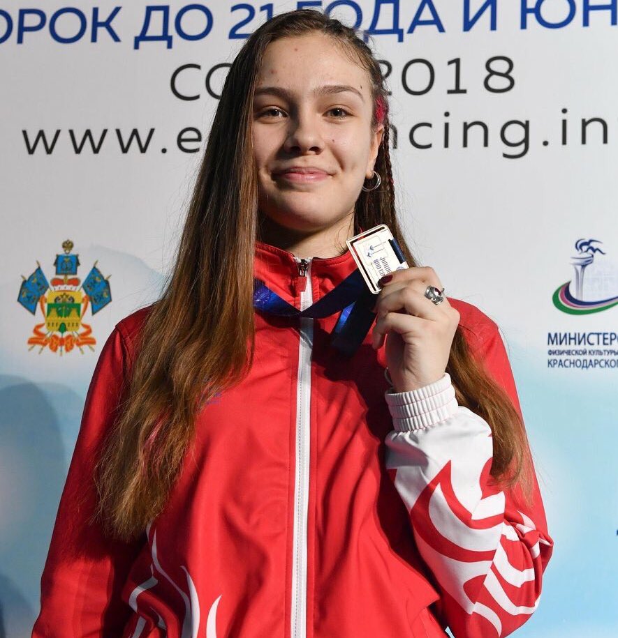 Yıldızlar ve Gençler Avrupa Eskrim Şampiyonası’nda bayrağımızı göndere çektirerek bizleri gururlandıran Deniz Selin Ünlüdağ kardeşimi yürekten kutluyorum.🇹🇷🥇👏🏼