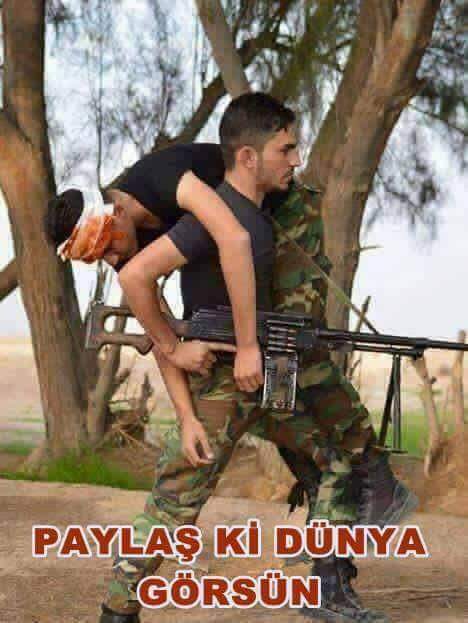 ACerciogl's tweet photo. Türk Askerindeki yiğitliği ve sadakati herkes görsün.
Teröristler ölü ve yaralılarını bırakıp kaçarken, Kahraman Mehmetçik, yaralı arkadaşını sırtına alıyor ve bu şekilde Teröristlere kurşun yağdırıyor. Allah CC sizleri korusun Aslanlar https://t.co/zgWEeecn7w