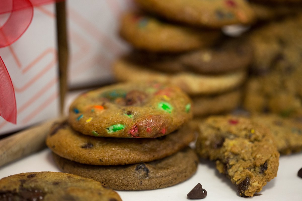 hotboxcookies's tweet photo. How do you eat your cookies?
 With milk? With ice cream? Or plain! Like and RT for your chance to win a free dozen! Contest closes  March 8th 11:59 PM CST and winner announced on March 9th! No purchase necessary. Please see our website for more details. Good Luck! #freebies https://t.co/qwLayjIPlY
