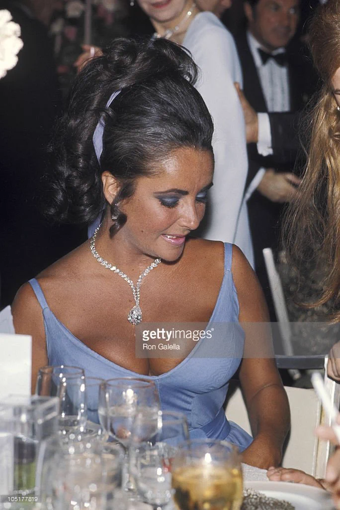 elizabeth taylor blue oscar dress Old Hollywood 🎬 on X: 