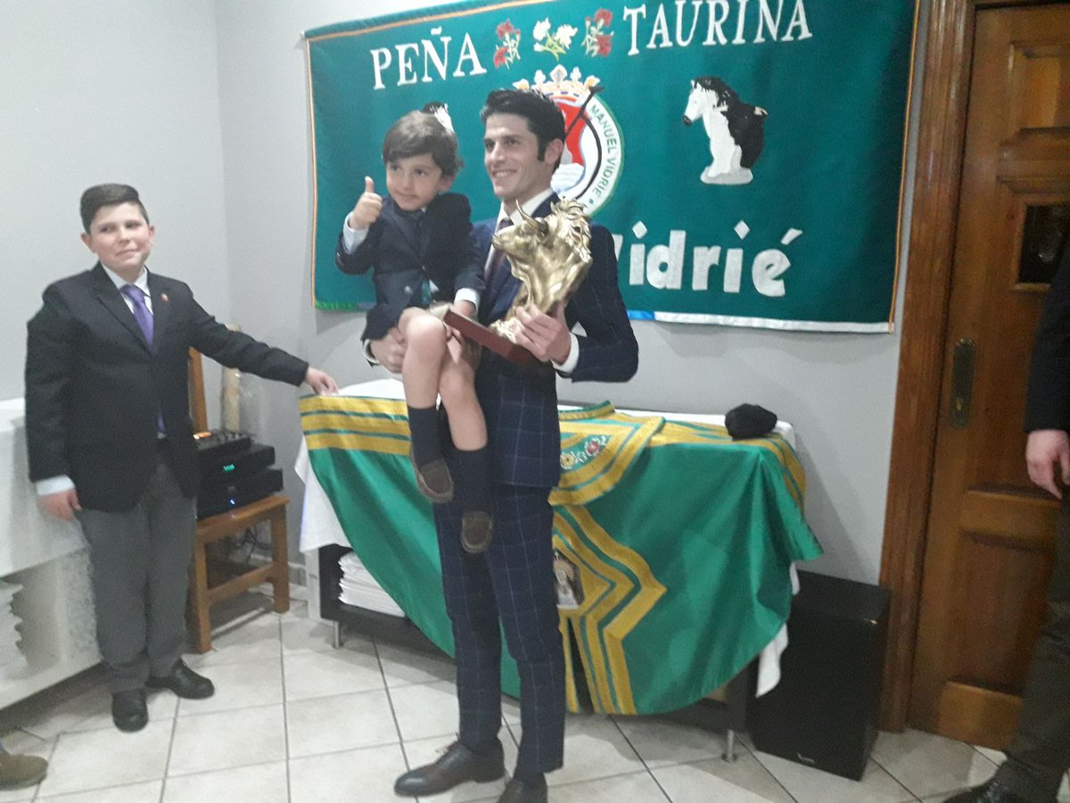 JMdB22's tweet photo. @InfoDVentura @ManoloMoles @DiegoVentura82 Un autentico privilegio tener en mis Brazos al hijo del Maestro @DiegoVentura82 tiene usted un fenomeno! No podia ser menos!! Un fuerte abrazo https://t.co/M4xnrNm7zg