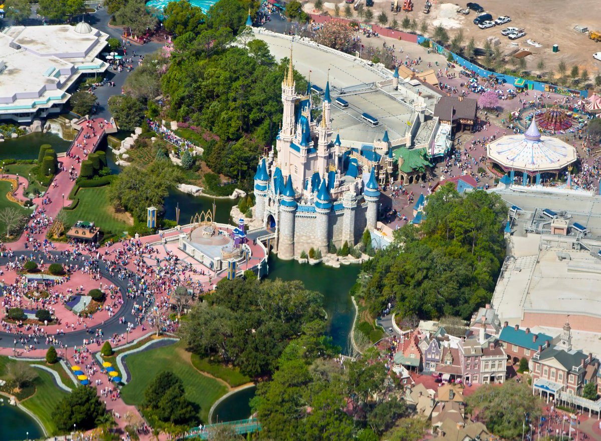 fight_4change's tweet photo. Disney is holding bonuses for its union members hostage over wage negotiations. But members aren't giving in without a fight. https://t.co/lZJr2fhQcO https://t.co/pbCRKWM4yx