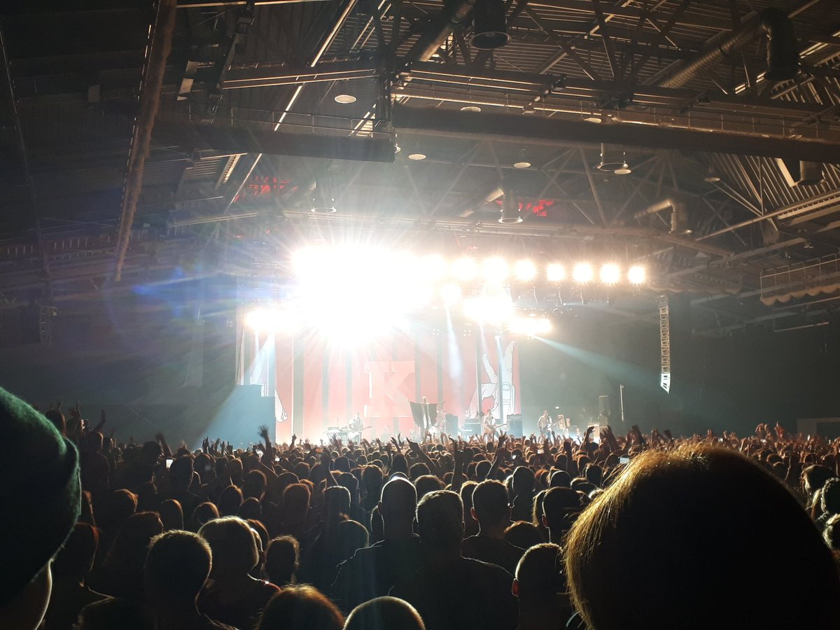 diana__gi's tweet photo. Kniet nieder vor dem K 🙏❤ #KeineNachtfürBielefeld #KeineNachtfürNiemand #Kraftklub #BandmitdemK #IchwillnichtnachBerlin https://t.co/TcadPsO2Dp