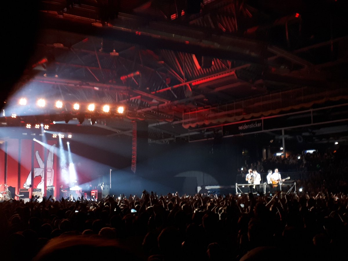 diana__gi's tweet photo. Kniet nieder vor dem K 🙏❤ #KeineNachtfürBielefeld #KeineNachtfürNiemand #Kraftklub #BandmitdemK #IchwillnichtnachBerlin https://t.co/TcadPsO2Dp