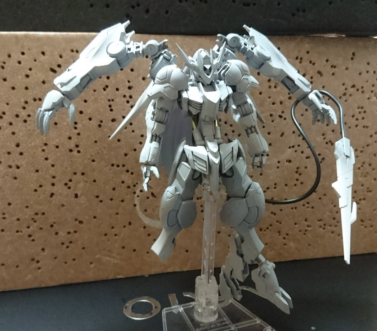 Twitter 上的 みどりん ニプコムお疲れさまでした バルバトスの厄祭戦時決戦仕様 ヴァナルガンド 捨てサフ 狼のイメージを出すためにデュナイアルの髪を背中に付けました ガンダムフレーム 厄祭戦シリーズ T Co Krenhpnlt7 Twitter