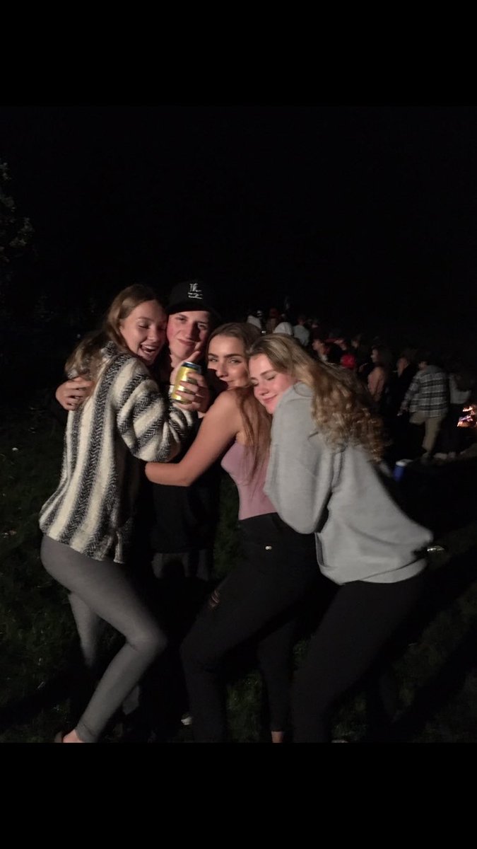 sophie_monin's tweet photo. happy 18th to a good pal, hope youre not too hung this morning🍻🍻🍻@danielmartens1 https://t.co/4jk97uh8Ob