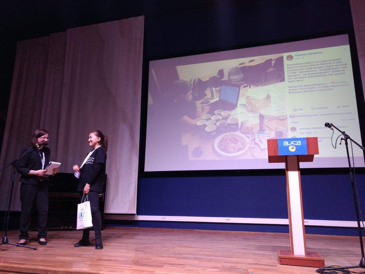 gijnRu's tweet photo. Награждение за лучший пост с хэштегом #взломайбедность #hackpoverty. @anastasiajourno вручает приз студентке-журналистке Суйумкан https://t.co/6mydikOW54