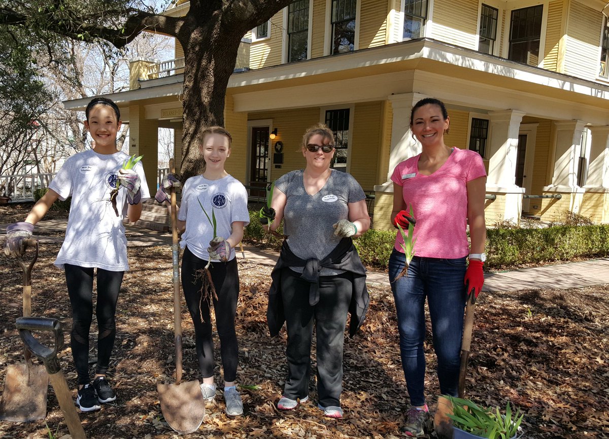 SquareChestnut's tweet image. Volunteering is lots of fun &amp;amp; a great way to meet new friends. Next Village workday~April 14th. 
#villageworkdays