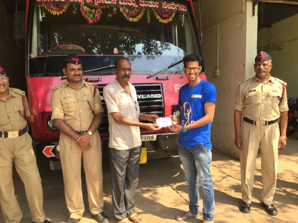 dcseLEAD's tweet photo. On the Occasion of National Security Day LEAD Prayanee Davalmalik Kittredge and his team from #Nipani took an initiative to appreciate the Security Forces, Fireman & Policemen.
#LEADKarnataka
#LEADNipani
#LEADCampus
#NationalSecurityDay https://t.co/VkPy4TwZDZ