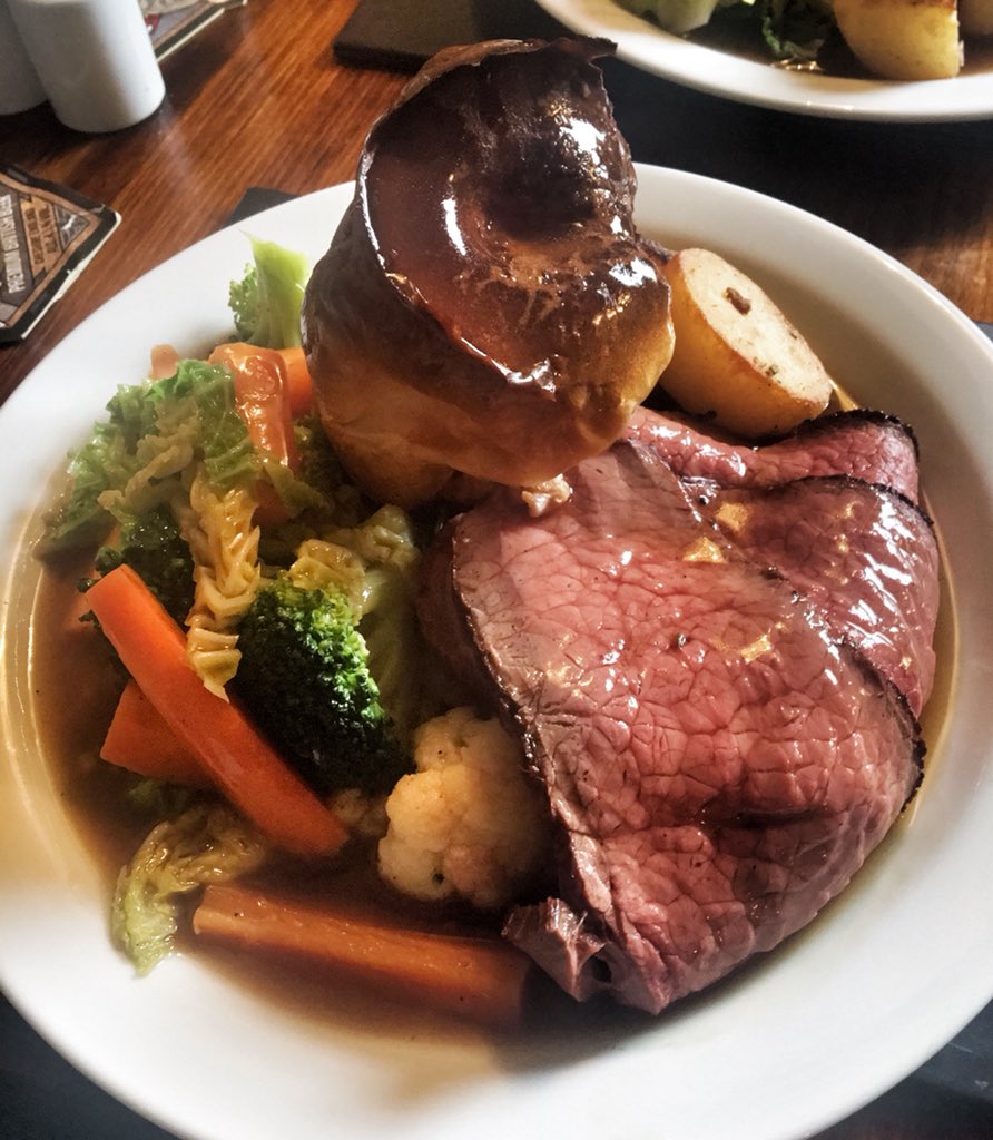 You can do a ‘2 for 1’ chain lunch if you want but I’d go this #SundayRoast for a tenner. <a href="/chefd83/">Nicola (Nic) Duncan</a> &amp; <a href="/Dunkers81/">Ally Duncan</a> have started TheKitchen #TheRamsHeadInn #Lowton. Good honest British grub, give it a try....