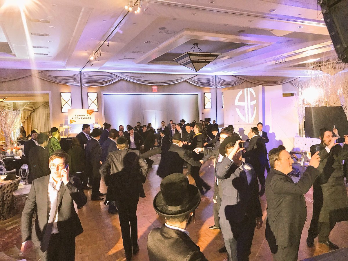 Mezamrimchoir's tweet photo. Last night!!
Melave malka & Bar mitzvah
@doubletree
With @MordyShapiro @_YoniZ
Music by #nochikrohn & Band
#gutvuch https://t.co/lqUeoihjDI