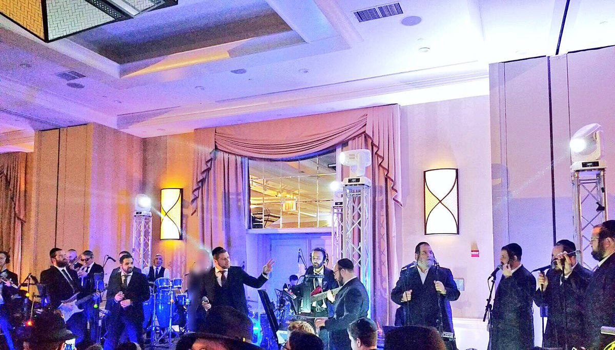 Mezamrimchoir's tweet photo. Last night!!
Melave malka & Bar mitzvah
@doubletree
With @MordyShapiro @_YoniZ
Music by #nochikrohn & Band
#gutvuch https://t.co/lqUeoihjDI
